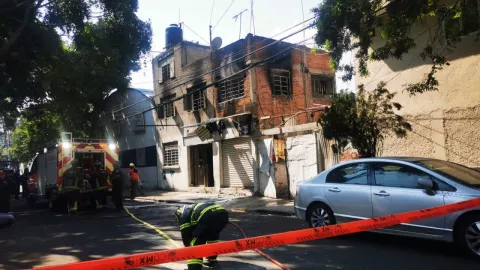 CDMX: Un fuerte incendio consume una casa en la colonia Nativitas, en la alcaldía Benito Juárez