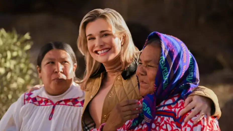 gobernadora-chihuahua-abrazando-mujeres-indigenas-sierra-tarahumara