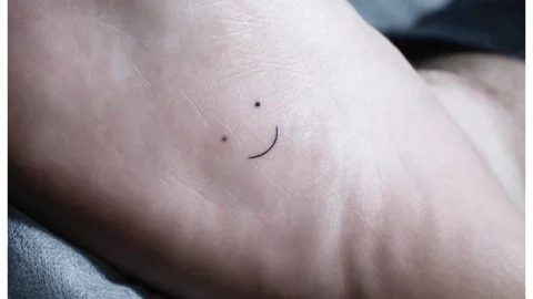 tatuaje feliz minimalista