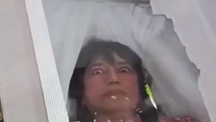 mujer despierta en pleno funeral