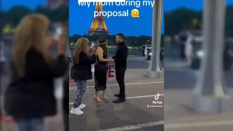 Suegra arruina propuesta de matrimonio en París (VIDEO)