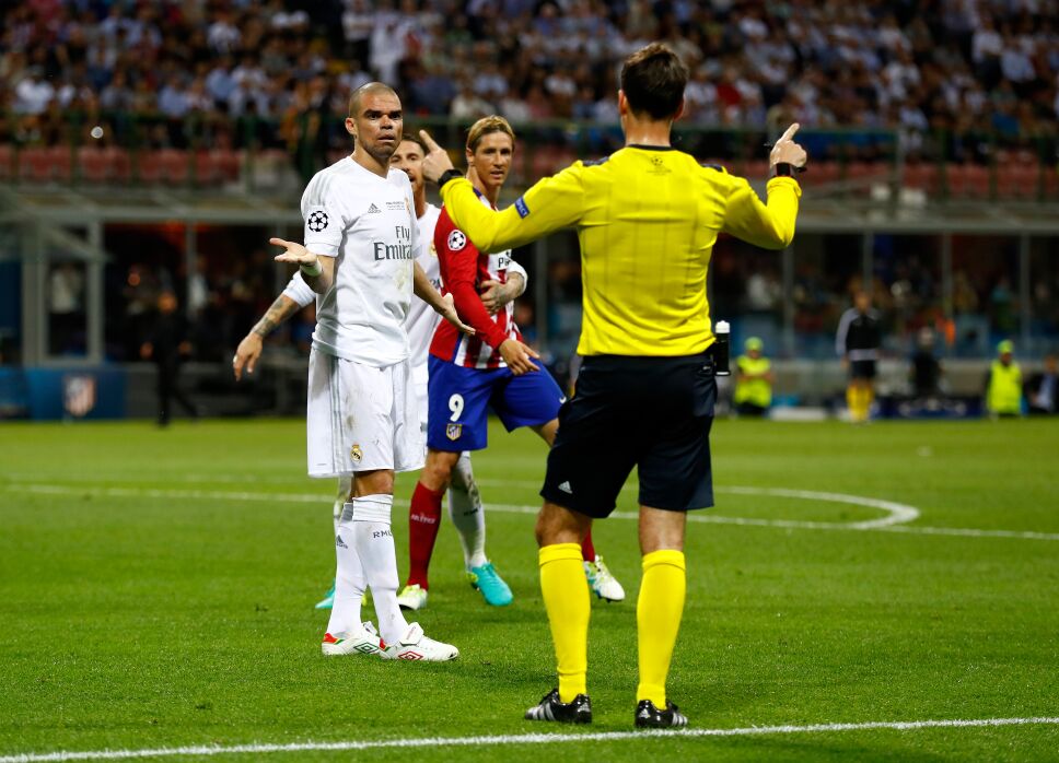 Pepe y Torres con el arbitro