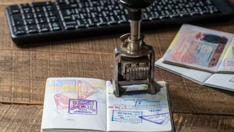 Un sello de migración puesto sobre un pasaporte.