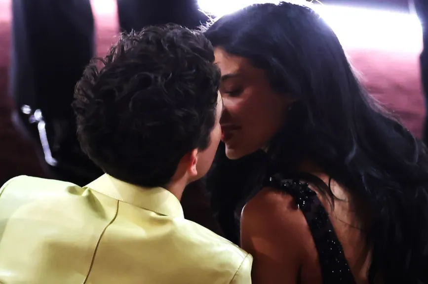 Timothee Chalamet y Kylie Jenner beso en lo oscars .jpg