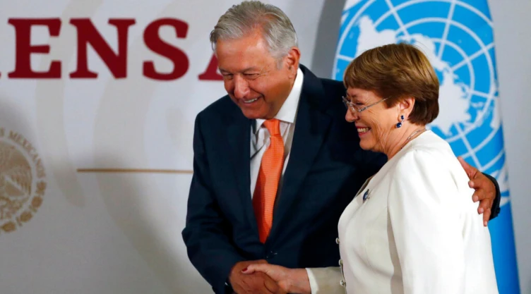 El presidente mexicano Andrés Manuel López Obrador con la comisionada de derechos humanos de la ONU Michelle Bachelet, en Ciudad de México el 9 de abril del 2019. Imagen: AP