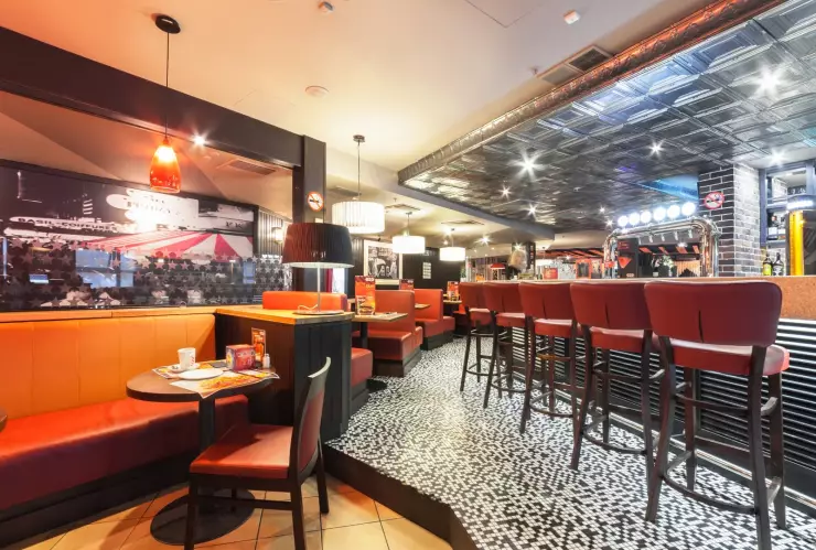 Vista interna del local de comida rápida