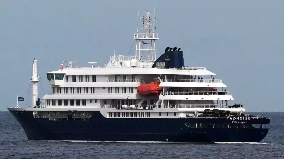 El crucero MV Hondius sale de puerto en Praia, Cabo Verde.