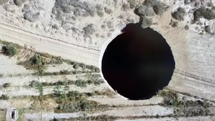 ¡Cómo en Puebla! Se abre socavón en Chile de 32 metros de diámetro