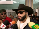 ¿Leonardo Aguilar porta armas El cantante es inspeccionado durante su llegada a la CDMX