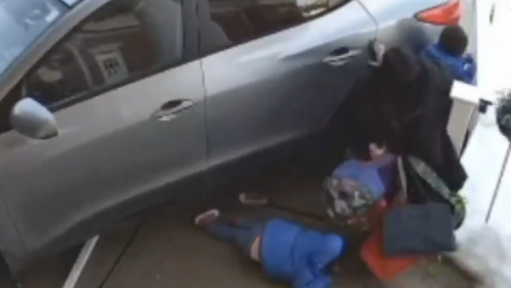 Vehículo embiste a una mujer y sus dos hijos frente a escuela preescolar Freehold Township