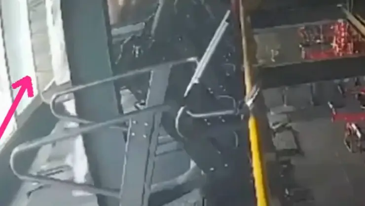 Momento en el que una mujer cae desde un TERCER piso durante su rutina de gimnasio