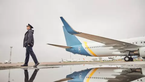 Piloto intenta apagar motor en pleno vuelo