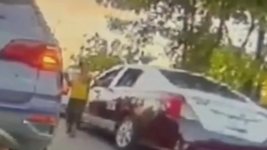 Taxista golpea a menor que vendía dulces en un semáforo