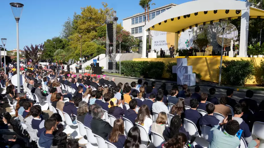Papa Francisco con estudiantes de la Universidad Católica de Portugal, en Lisboa.