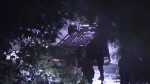 Sicario acribilla a conductor en ataque armado y desata aparatosa volcadura en Xochimilco, CDMX. La imagen muestra un vehículo tras el fuerte accidente por balacera