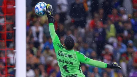 Luis Ángel Malagón vs Memo Ochoa