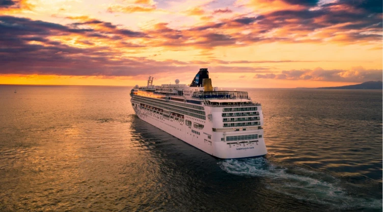 Crucero sobre el mar.