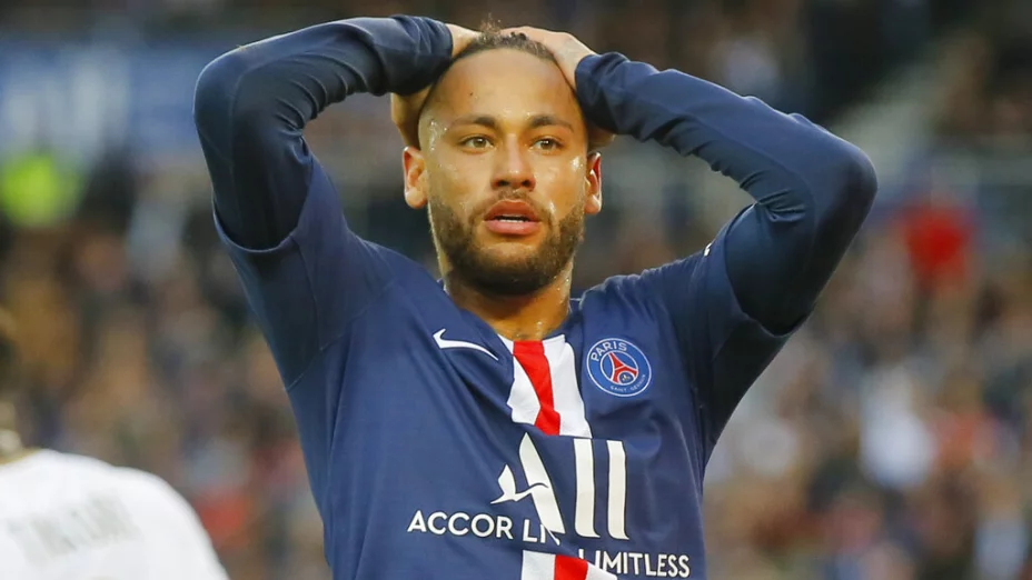 El delantero brasileño Neymar lamenta tras desperdiciar una ocasión de gol del Paris Saint-Germain en el partido de la liga francesa ante Angers, en el estadio Parc des Princes en París, el sábado 5 de octubre de 2019. Imagen: AP