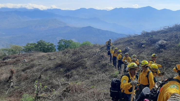 México envía 100 bomberos a Canadá para apoyo contra incendios