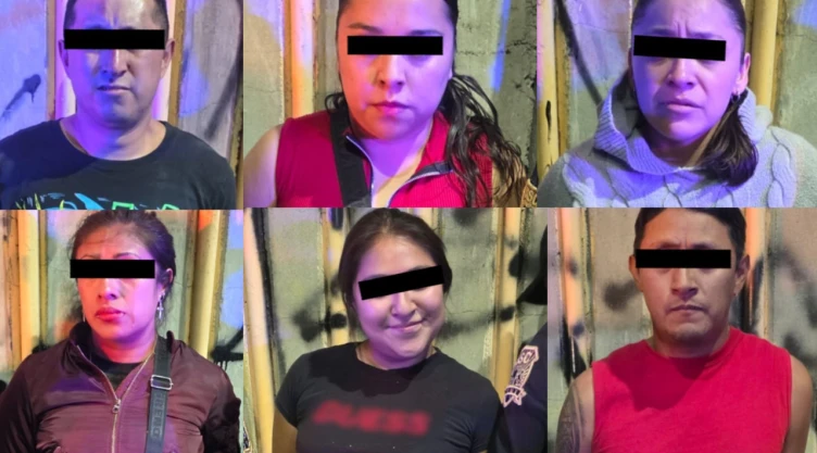 La imagen es un collage compuesto por seis fotografías individuales de personas detenidas por la riña en Iztapalapa. A cada persona se le ha colocado una barra negra sobre los ojos para proteger su identidad y cumplir con el principio de presunción de inocencia, una práctica estándar en los boletines de seguridad en México. Fila superior: Aparecen un hombre con camiseta negra y dos mujeres (una con blusa roja y otra con suéter gris). Fila inferior: Aparecen dos mujeres (una con chamarra café y otra con camiseta negra) y un hombre con una camiseta roja sin mangas que muestra tatuajes en el brazo.