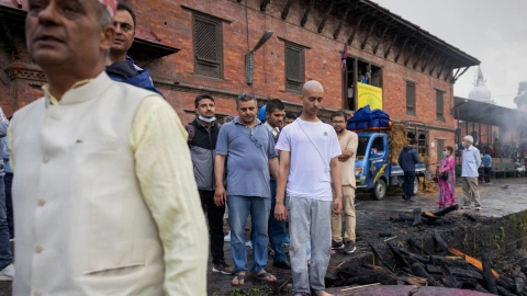 Darshan Bhattarai realiza un ritual funerario durante la cremación de su padre, Pushpa Raj Bhattarai, de 46 años, quien falleció en unas devastadoras inundaciones repentinas y un deslizamiento de tierra. Se utiliza una efigie porque el cuerpo de su padre no ha sido recuperado, en el templo Pashupatinath en Katmandú, Nepal , el 3 de septiembre de 2026.