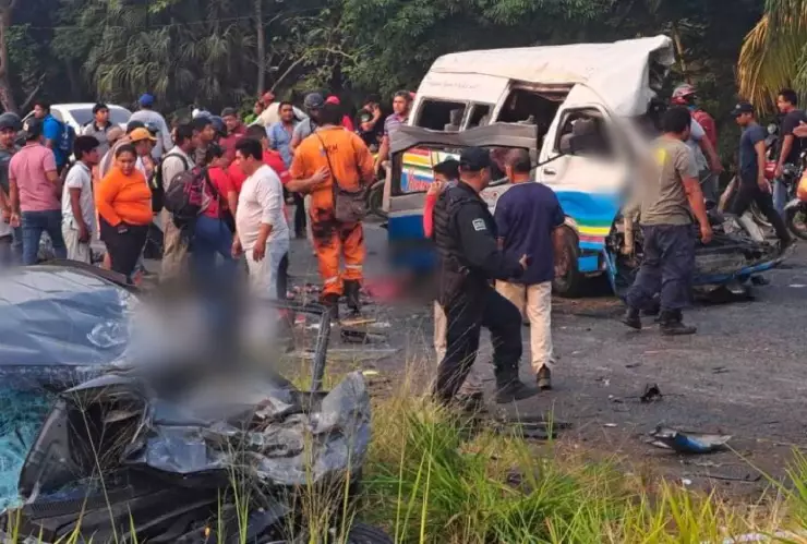 Tragedia en Tabasco_ Mueren 11 personas tras choque entre combi y autobús.jpg