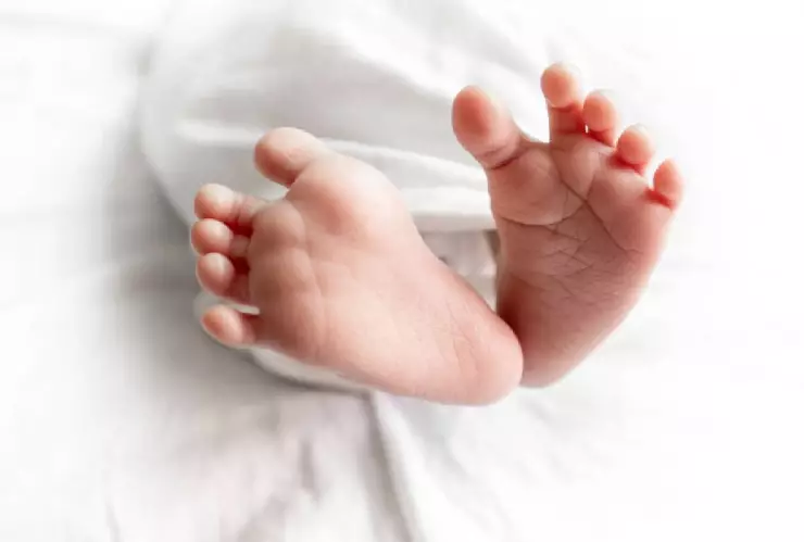 Bebé se comió casi una docena de agujas mientras jugaba