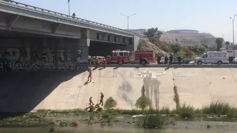 Hombre se lanza de puente en Tijuana y lo llevan grave a hospital.