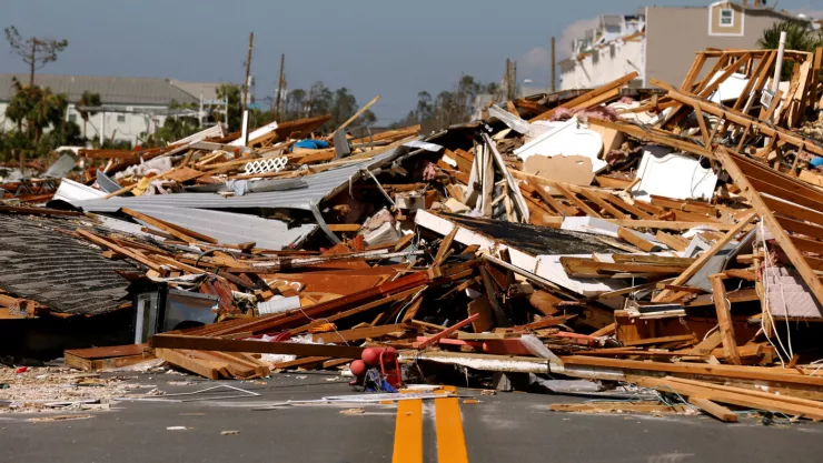 Comunicaciones cortadas y carreteras bloqueadas por la caída de árboles y líneas eléctricas dificultaban el jueves una evaluación general del daño causado por Michael, pero el panorama inicial era sombrío.
