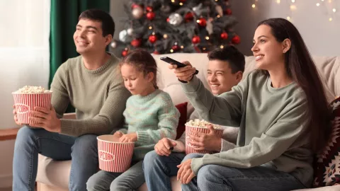 Comedias, romances y enredos: el plan perfecto para divertirte en familia mirando películas de Año Nuevo.
