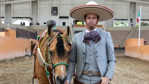 oscar-santiago-traje-media-gala-eventos-importantes