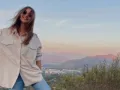 Nicole McPherson en el campo feliz..jpg