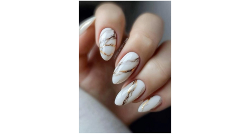 Diseño de uñas doradas con blanco