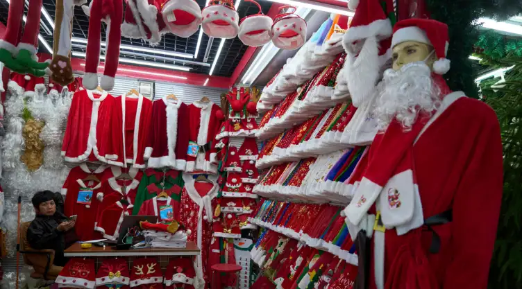 Disfraces de Santa Claus en el Mercado Internacional Yiwu, en China.