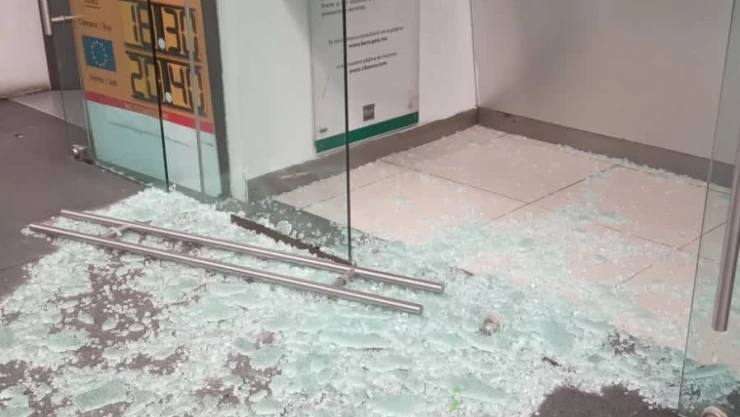 momento-se-rompe-puerta-vidrio-banco-en-terminal-2-aicm-video