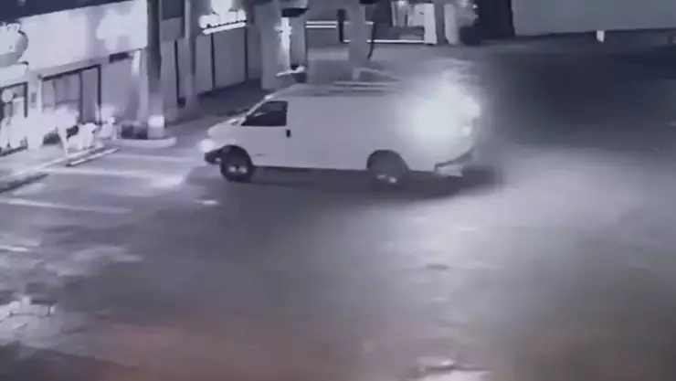 Momento en que abandonan camioneta con 6 cuerpos en Tijuana