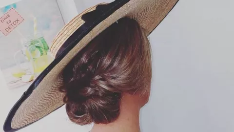 11 ideas de peinados con sombrero para mujer que se verán coquette, pero a la vez muy elegante