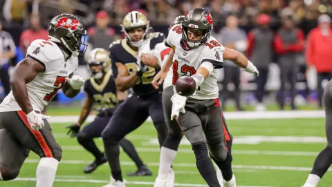 Tom Brady ante New Orleans Saints