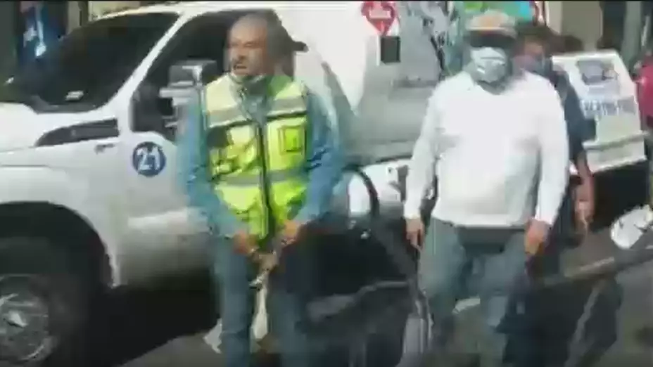 Hombre lanza gas