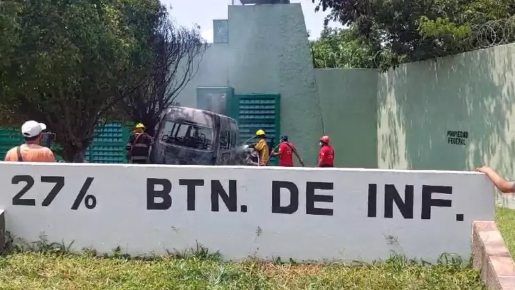 Estudiantes Ayotzinapa vandalizan lanzan petardos 27 batallon infanteria iguala