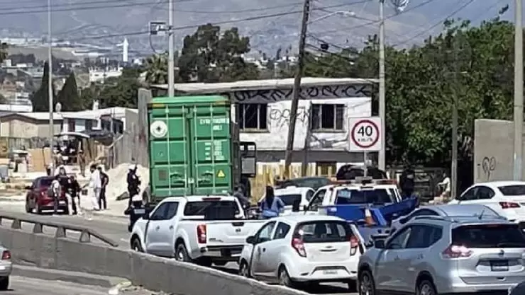Tractocamión se queda sin frenos en el Libramiento Sur Rosas Magallón