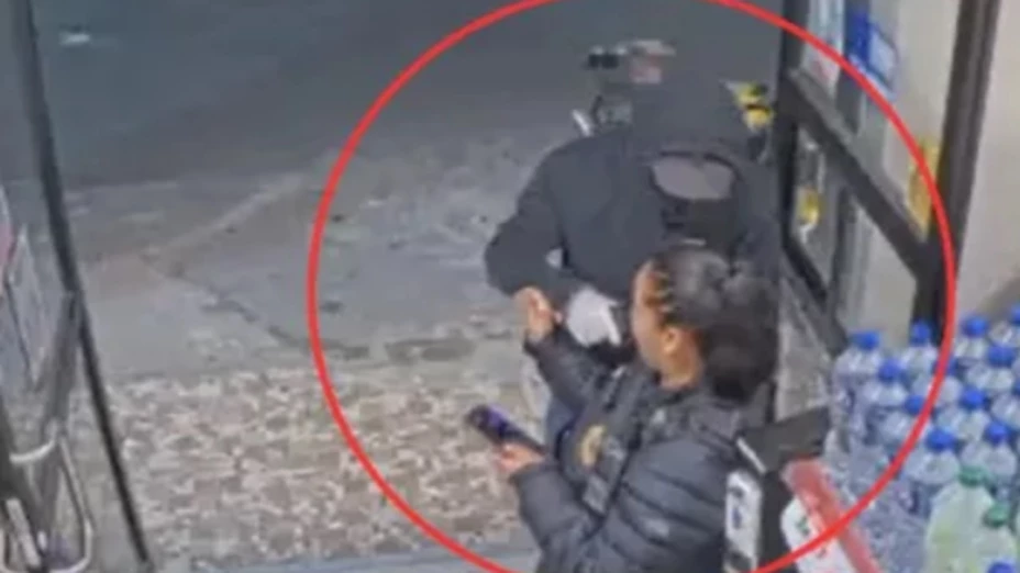 Mujer policía es víctima de asalto en tienda de conveniencia de la CDMX