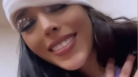 Danna Paola se accidenta en concierto