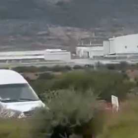 Vuelca camión