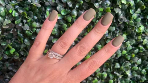 Manicure nude o tonos naturales con acabado mate