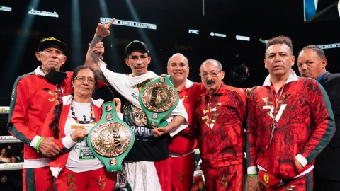 Rey Vargas vence a Mark Magsayo campeón pluma CMB