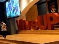 Fuzz Taft brindando su testimonio de vida a estuadientes de la UP
