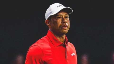Tiger Woods se rompe el tendón de Aquiles y es sometido a cirugía.