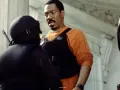Te contamos por qué a Eddie Murphy lo atraparon con una chica trans y qué hacía con ella. (Escenas de la película ‘El negociador’ por Azteca 7)