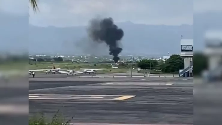 ¡Apenas se salvaron! Avioneta se desploma en aeropuerto de Cuernavaca.jpg
